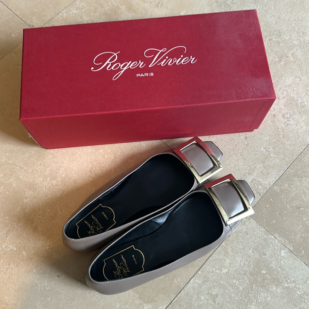 ROGER VIVIER
Trompette patent leather ballet flats